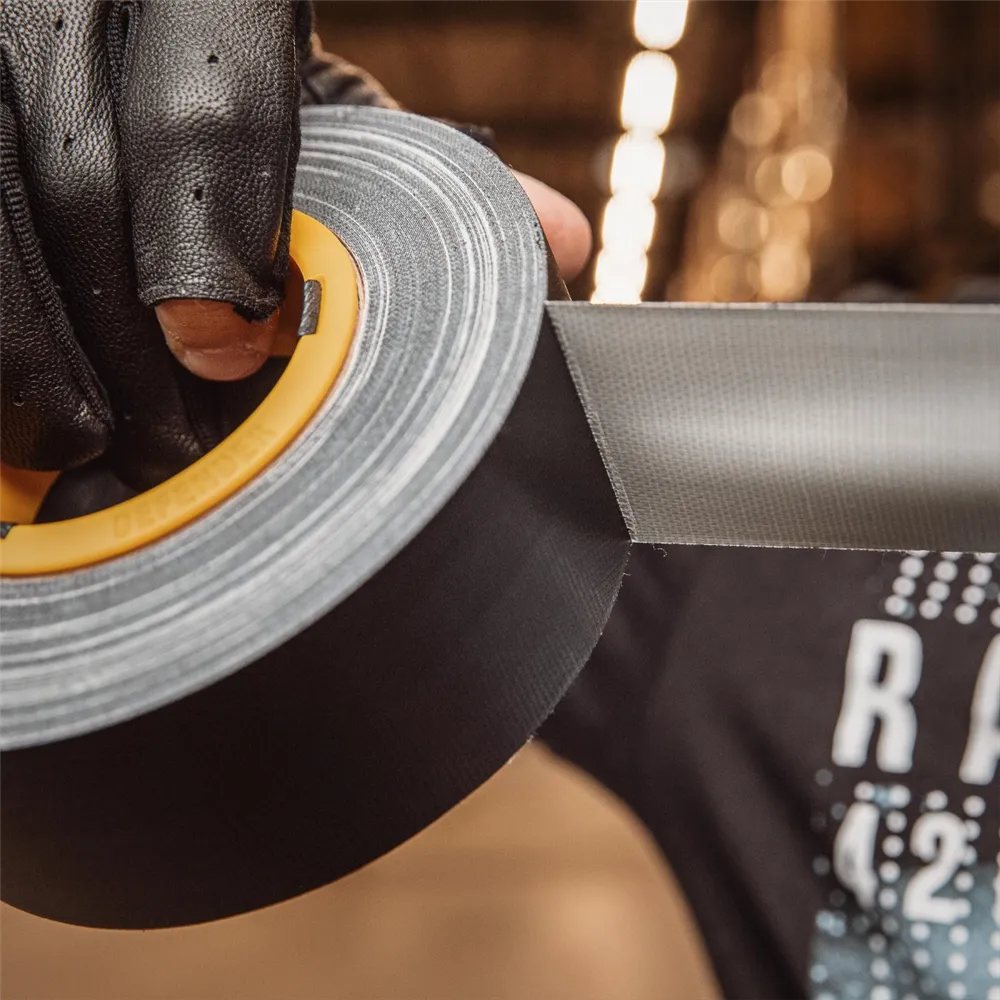 Defender EXA-TAPE BM 50 ERGO-CORE - Premium Gewebeklebeband mit ERGO-Core, Schwarz, matt, 50 mm x 50 m