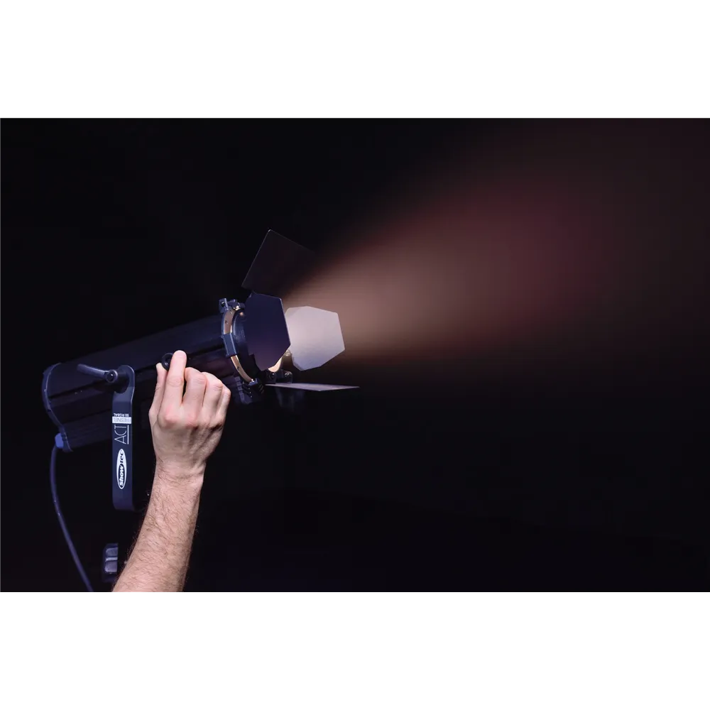 SHOWTEC ACT Fresnel 50 RGBAL Kompakter 50-W-RGBAL-LED-Fresnel-Scheinwerfer für Theater