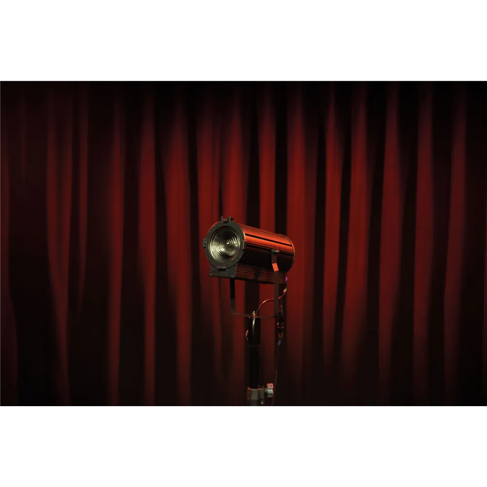 SHOWTEC ACT Fresnel 150 RGBAL Kompakter 150-W-RGBAL-LED-Fresnel-Scheinwerfer für Theater